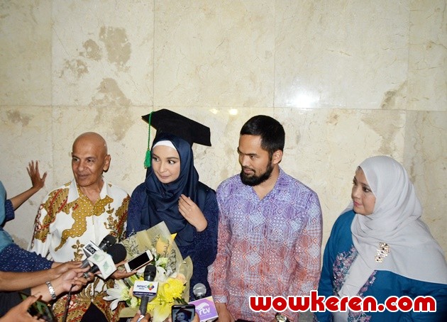 Gambar Foto Orang Tua dan Suami Dampingi Shireen Sungkar Wisuda