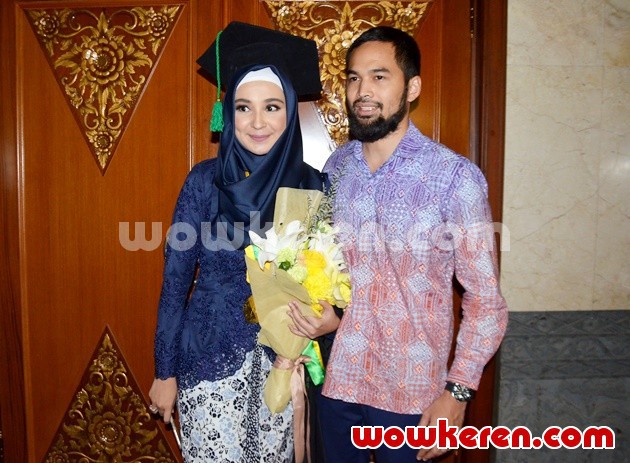 Gambar Foto Shireen Sungkar Raih Gelar Sarjana Ilmu Komunikasi