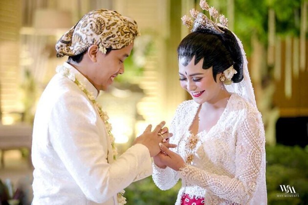 Gambar Foto Marsha Tengker Saat Sematkan Cincin di Jari Barry Tamin