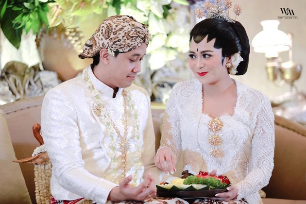 Gambar Foto Prosesi Suap-suapan di Pernikahan Marsha Tengker - Barry Tamin