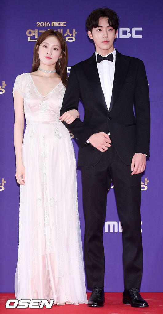 Gambar Foto Nam Joo Hyuk Gandeng Lee Sung Kyung di Red Carpet MBC Drama Awards 2016