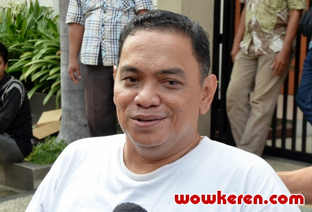Gambar Foto Sopyan Dado di Rumah Duka Almarhumah Renita Sukardi