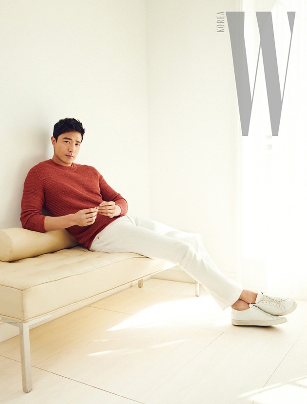 Gambar Foto Daniel Henney di Majalah W Edisi Maret 2017