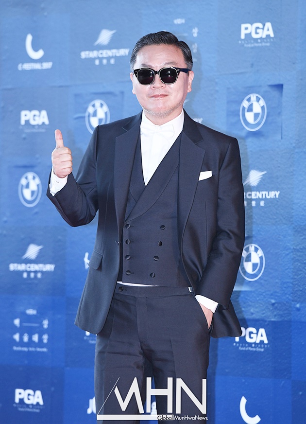 Gambar Foto Kim Eui Sung di Red Carpet Baeksang Arts Awards 2017