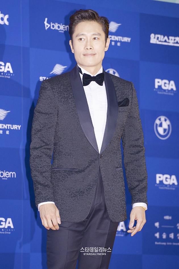 Gambar Foto Lee Byung Hun di Red Carpet Baeksang Arts Awards 2017