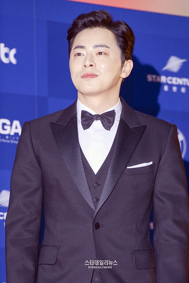 Gambar Foto Jo Jung Suk di Red Carpet Baeksang Arts Awards 2017