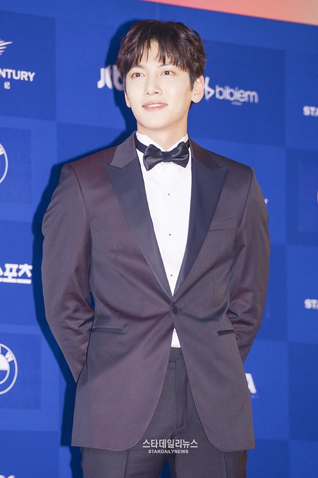 Gambar Foto Ji Chang Wook di Red Carpet Baeksang Arts Awards 2017