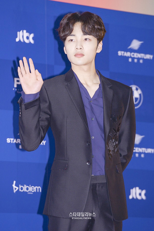 Gambar Foto Kim Min Jae di Red Carpet Baeksang Arts Awards 2017