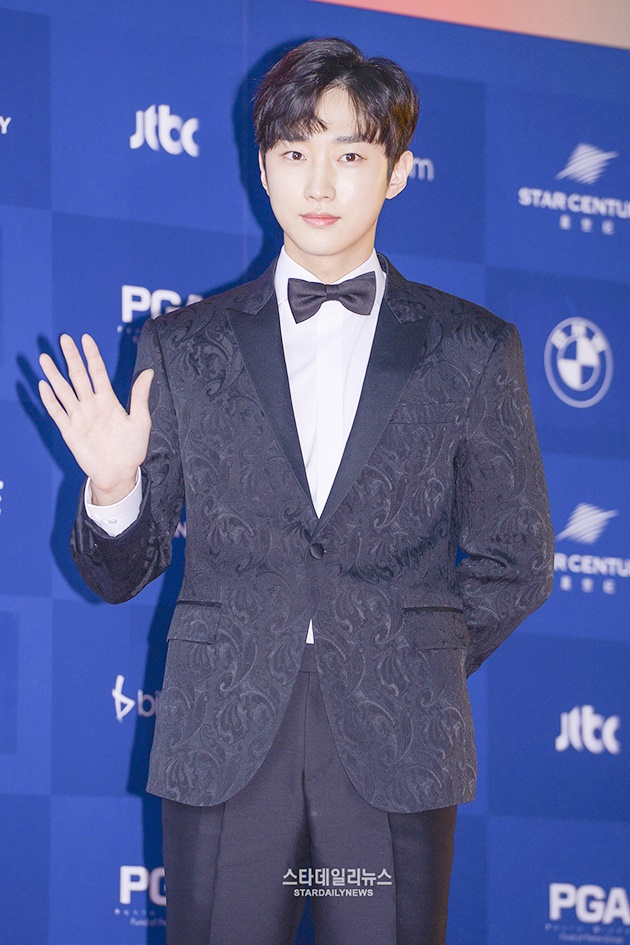 Gambar Foto Jinyoung B1A4 di Red Carpet Baeksang Arts Awards 2017