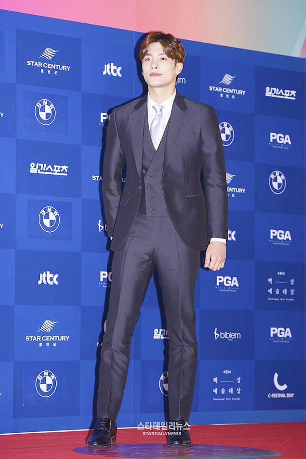 Gambar Foto Sung Hoon di Red Carpet Baeksang Arts Awards 2017