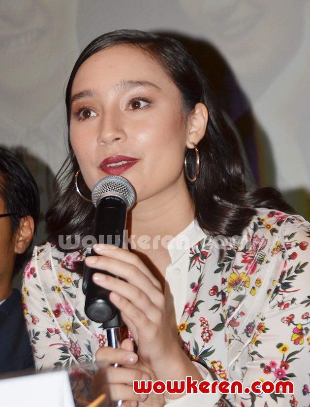Gambar Foto Tatjana Saphira di Gala Premier Film 'Stip & Pensil'