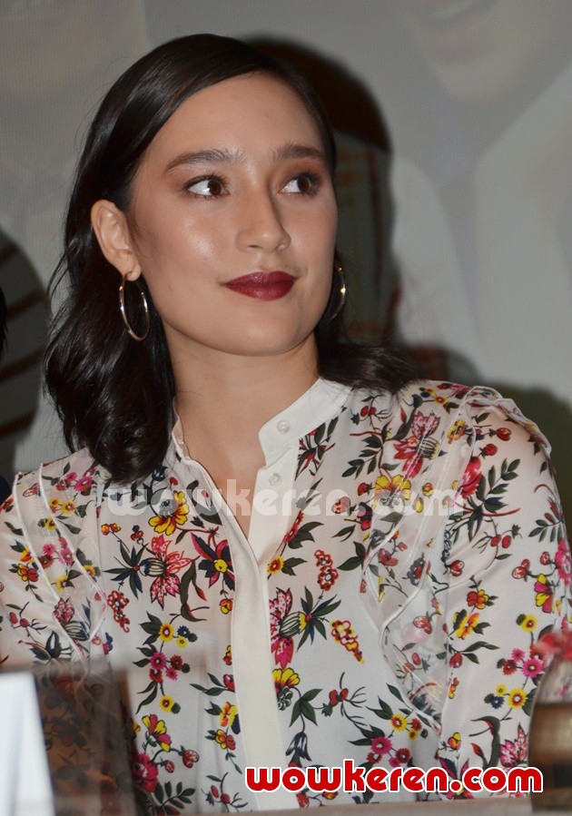 Gambar Foto Tatjana Saphira di Gala Premier Film 'Stip & Pensil'