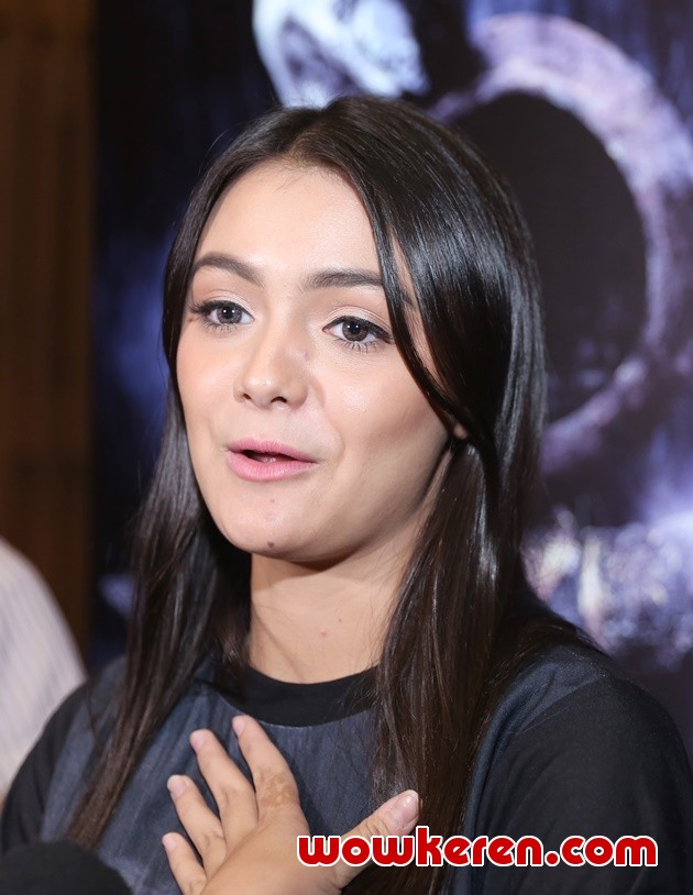 Gambar Foto Amanda Rawles di Konferensi Pers Film 'Jailangkung'