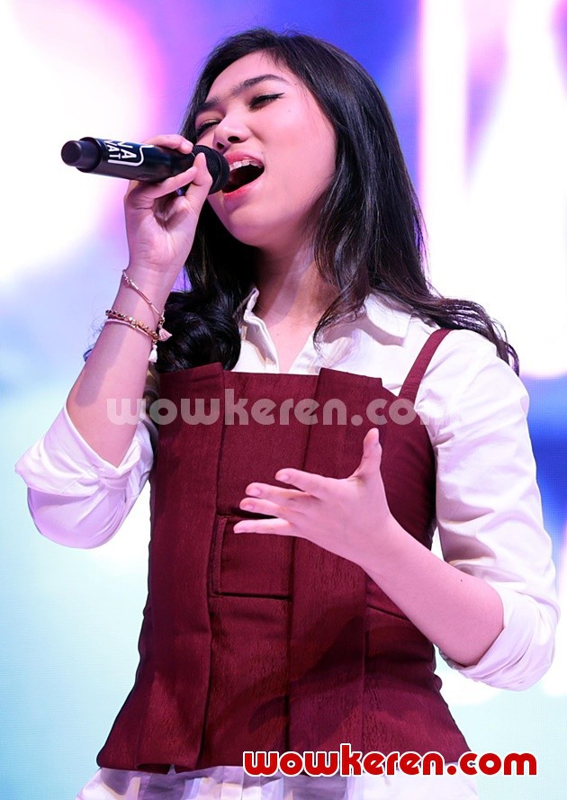 Gambar Foto Isyana Sarasvati di Acara Launching Oppo Seri F3