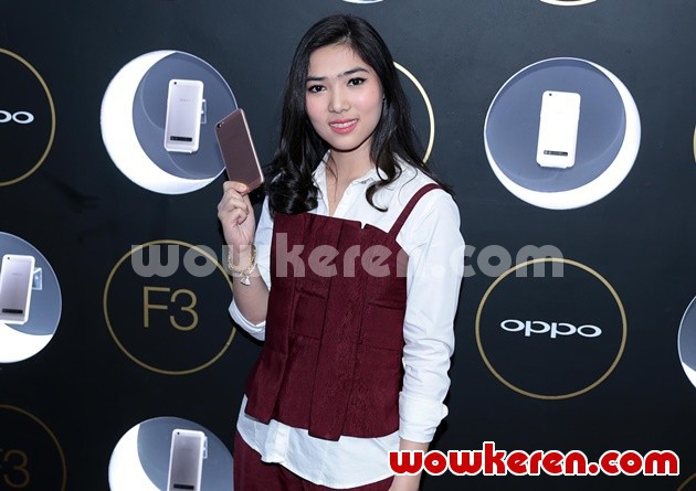 Gambar Foto Isyana Sarasvati di Acara Launching Oppo Seri F3