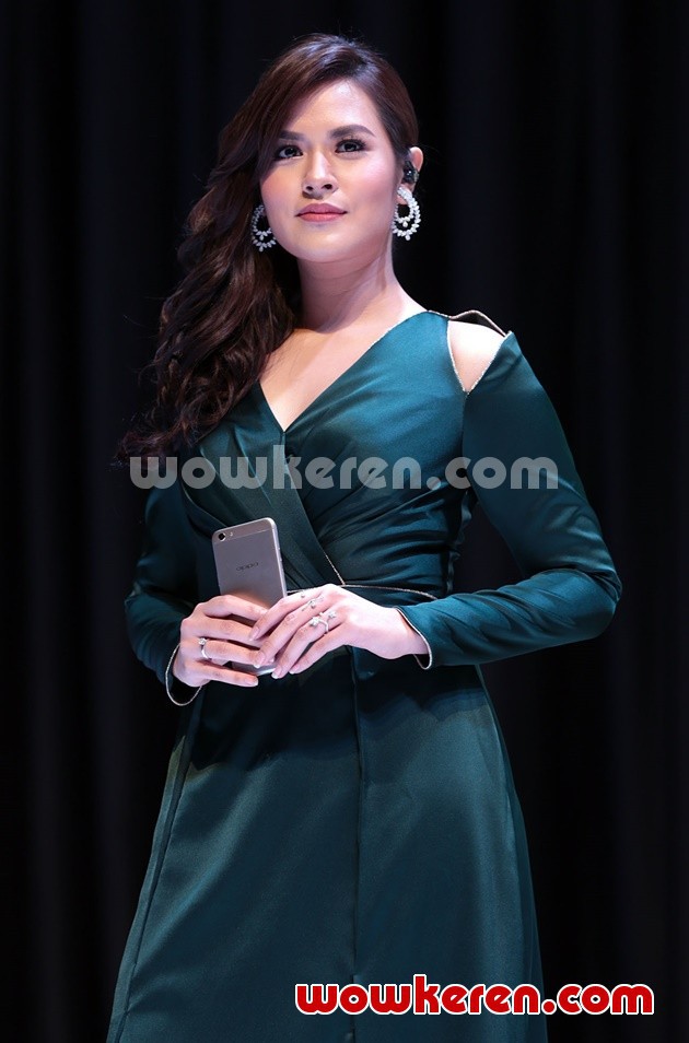 Gambar Foto Raisa di Acara Launching Oppo Seri F3