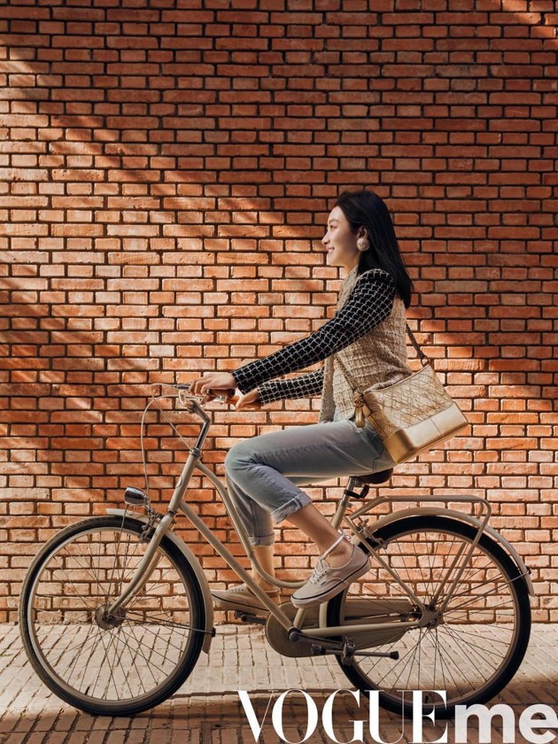 Foto Gembira Naik Sepeda, Gaya Busana Victoria Ini Bisa Jadi Inspirasi OOTD