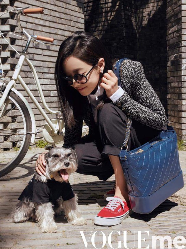 Gambar Foto Victoria f(x) Gemas Main Bareng Anjing Lucu di Majalah Vogue Me Edisi Juni 2017