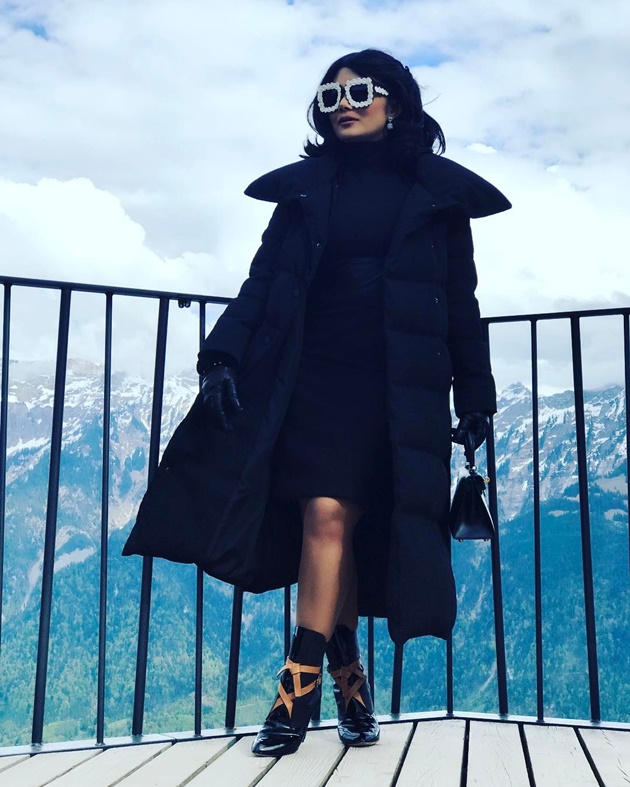 Gambar Foto Pose Krisdayanti Saat Liburan di Swiss Tetap Glamor