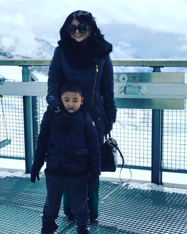 Gambar Foto Krisdayanti Saat Berfoto Bersama Kellen