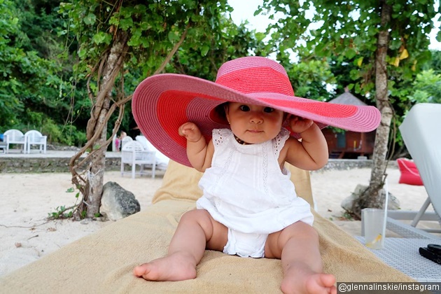 Gambar Foto Lucunya Natusha mengenakan topi yang lebih besar dari ukuran tubuhnya.
