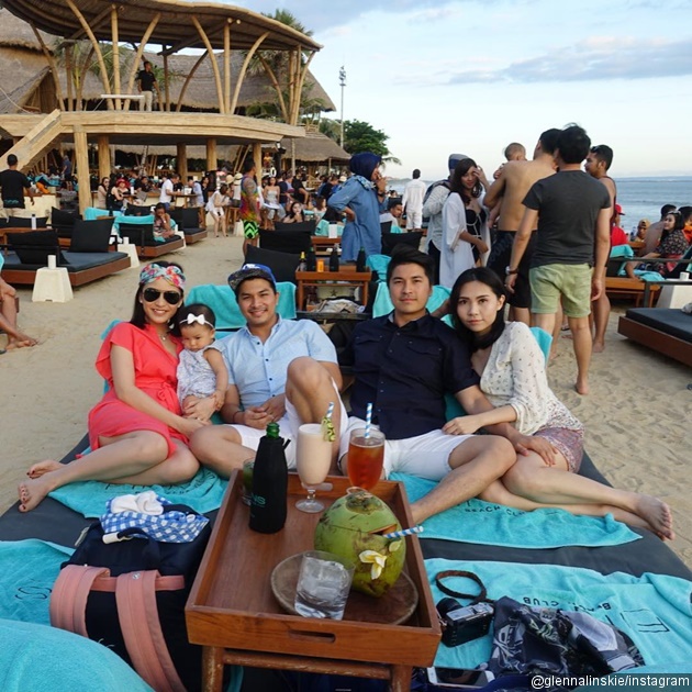 Gambar Foto Menikmati Matahari Terbenam Bersama Keluarga