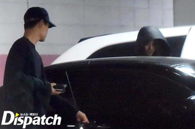 Foto Krystal f x Berjalan Menuju Mobil dengan Kai EXO 