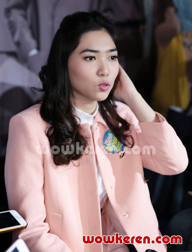 Gambar Foto Isyana Sarasvati di Konferensi Pers Cornetto