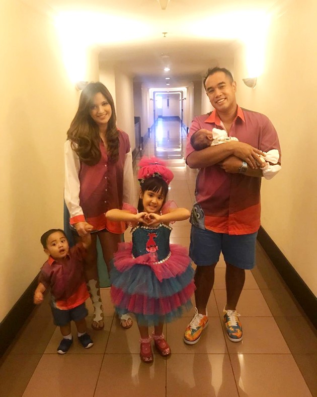 Foto Keluarga Ardi Bakrie Dan Nia Ramadhani Sedang Bersiap Merayakan Pesta Ultah Ke 5 Mikhayla Zalindra Bakrie Foto 2 Dari 12
