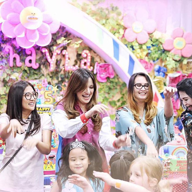 Gambar Foto Nia Ramadhani Ikut Larut Memeriahkan Pesta Sang Putri