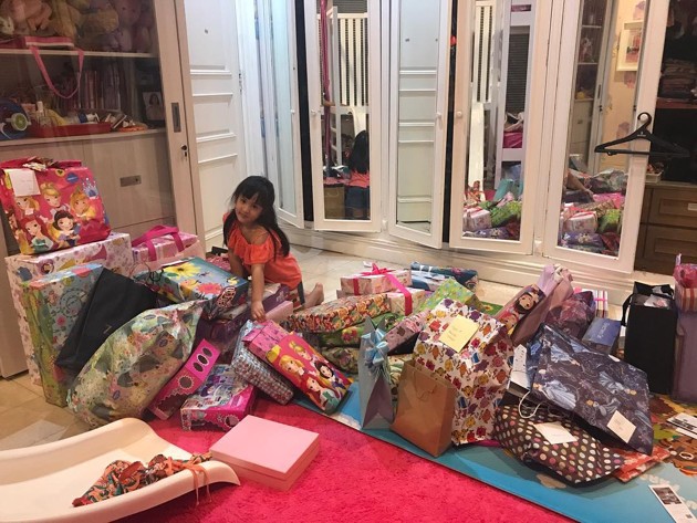 Gambar Foto Usai Menggelar Pesta, Mikhayla Bahagia Dikelilingi Kado-kado Ultahnya