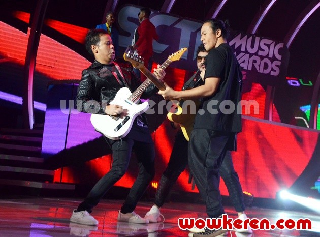 Gambar Foto Penampilan Nidji di SCTV Music Awards 2017