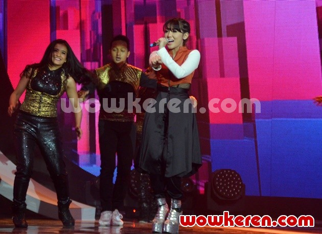 Gambar Foto Penampilan Via Vallen di SCTV Music Awards 2017