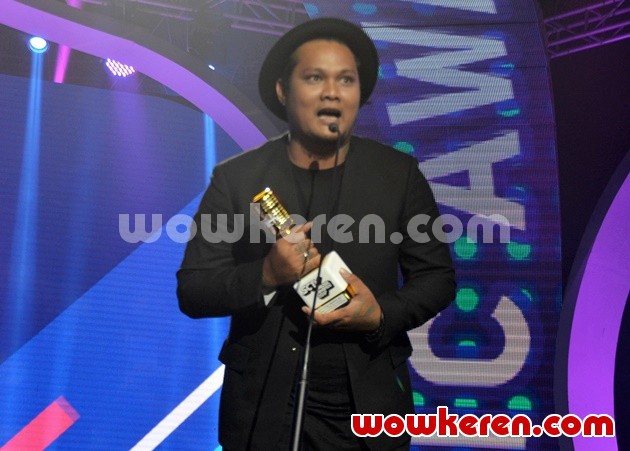 Gambar Foto Virgoun Raih Penghargaan Lagu Pop Paling Ngetop
