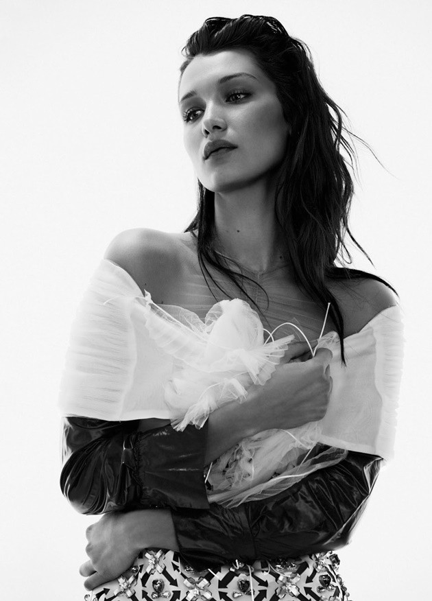 Gambar Foto Bella Hadid di Majalah Harper's Bazaar Australia Edisi Agustus 2016