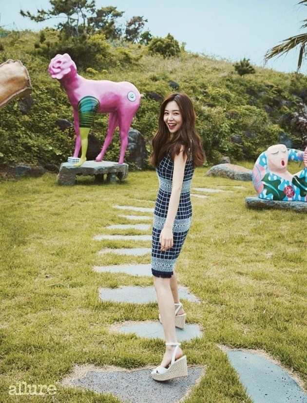 Gambar Foto Baek Jin Hee di Majalah Allure Edisi Juni 2017