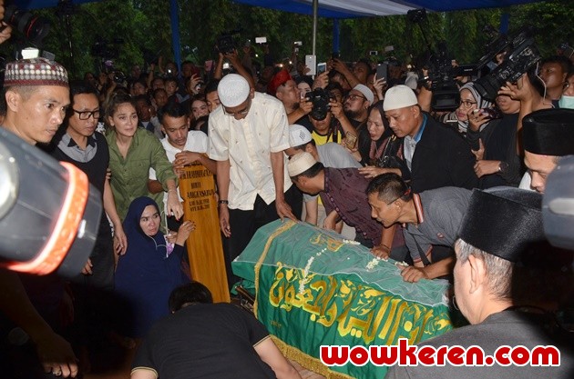 Gambar Foto Suasana Pemakaman Julia Perez