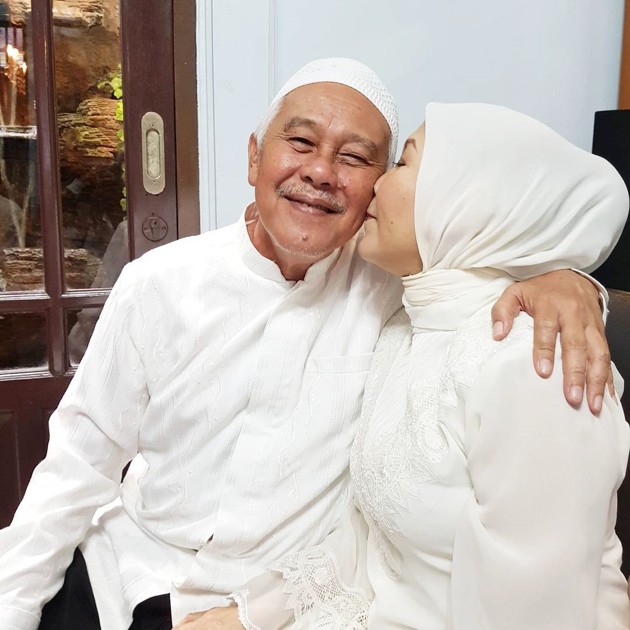 Foto Rossa Panjatkan Do'a untuk Orang Tuanya - Foto 2 dari 17