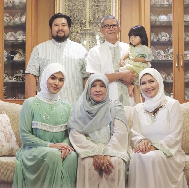 Gambar Foto Raisa Berfoto Bersama Keluarga Besar di Hari Lebaran