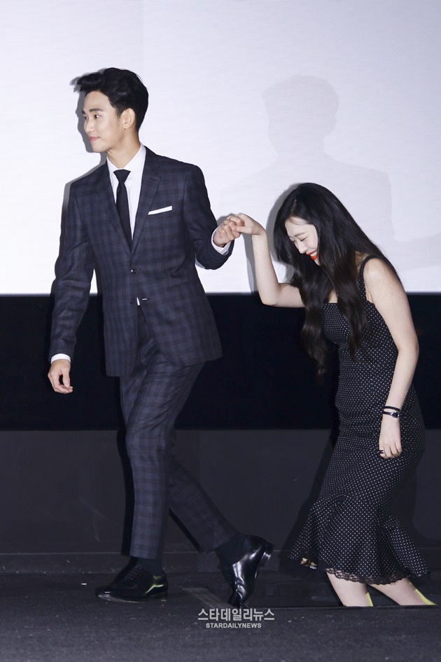 Gambar Foto Kim Soo Hyun Gandeng Tangan Sulli di Konferensi Pers Film 'Real'