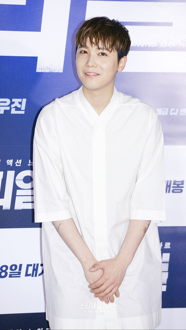 Gambar Foto Kenakan Busana Serba Putih, Lee Hongki F.T. Island Sumringah di Premiere Film 'Real'