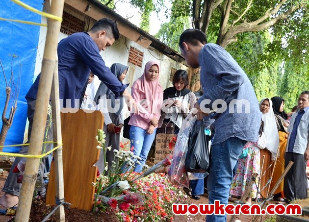 Gambar Foto Suasana Makam Julia Perez
