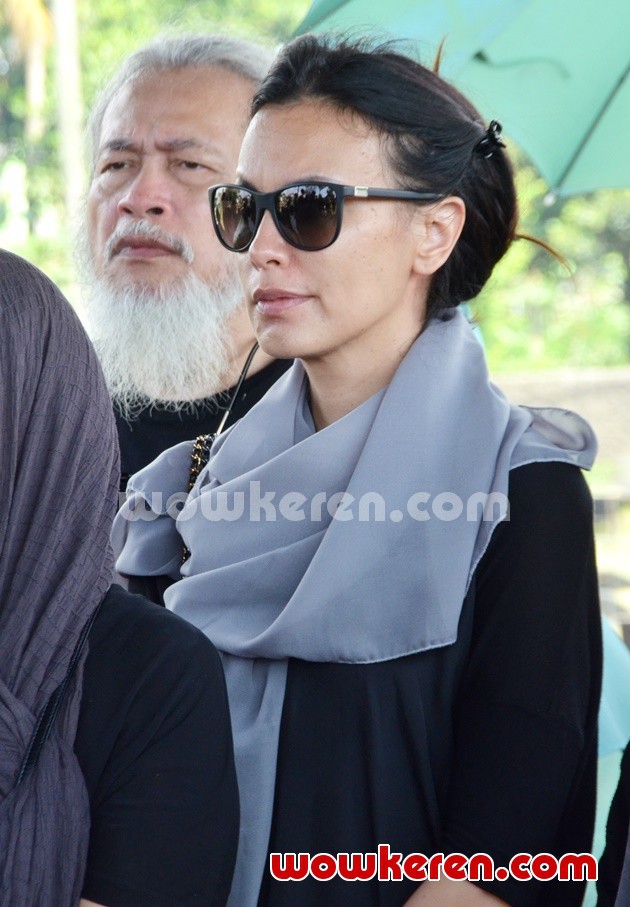 Gambar Foto Sophia Latjuba di Pemakaman Nien Lesmana
