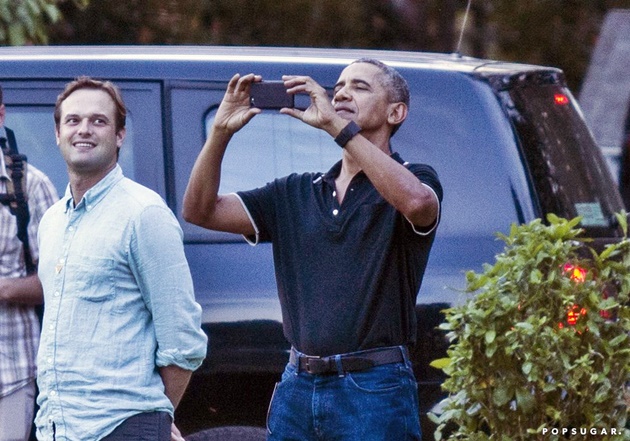 Gambar Foto Tak Hanya Kagum, Barack Obama pun Menyempatkan untuk Memotret Kemegahan Candi Borobudur