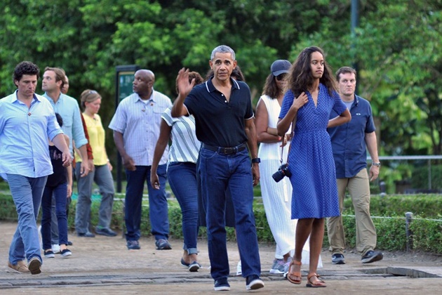 Gambar Foto Tak Lupa Juga, Barack Obama Menyapa Para Warga Sekitar dan Wisatawan dengan Hangat