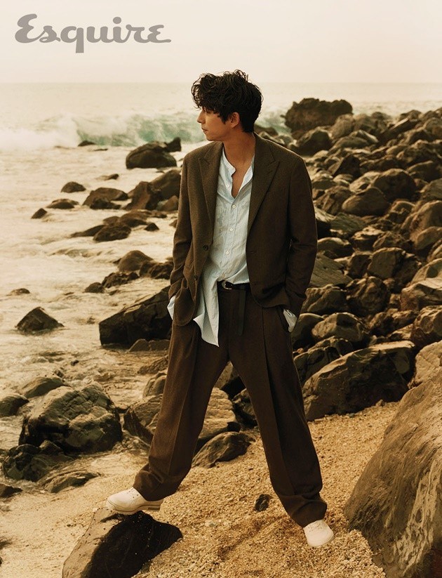 Gambar Foto Gong Yoo di Majalah Esquire Edisi Juni 2017