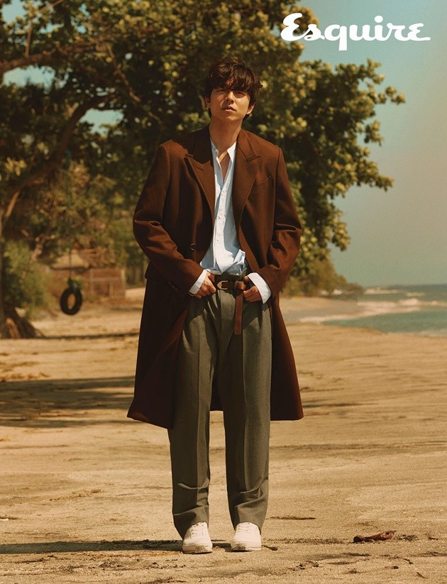 Gambar Foto Gong Yoo di Majalah Esquire Edisi Juni 2017