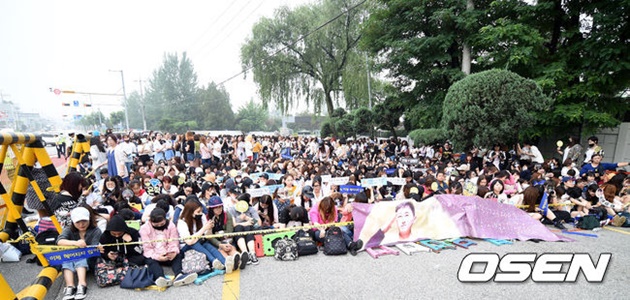 Gambar Foto ELF dari Korea dan Luar Negeri Ikut Menyambut Eunhyuk Keluar dari Kamp Militer