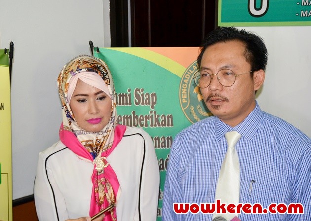 Gambar Foto Yuni Indriyati Datangi Pengadilan Agama Kota Bekasi