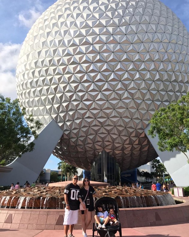 Gambar Foto Nia Ramadhani asyik menghabiskan waktu liburan di Disney World Amerika Serikat